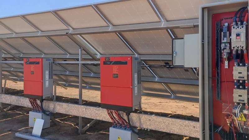 Planta solar con inversores y tableros a escala industrial