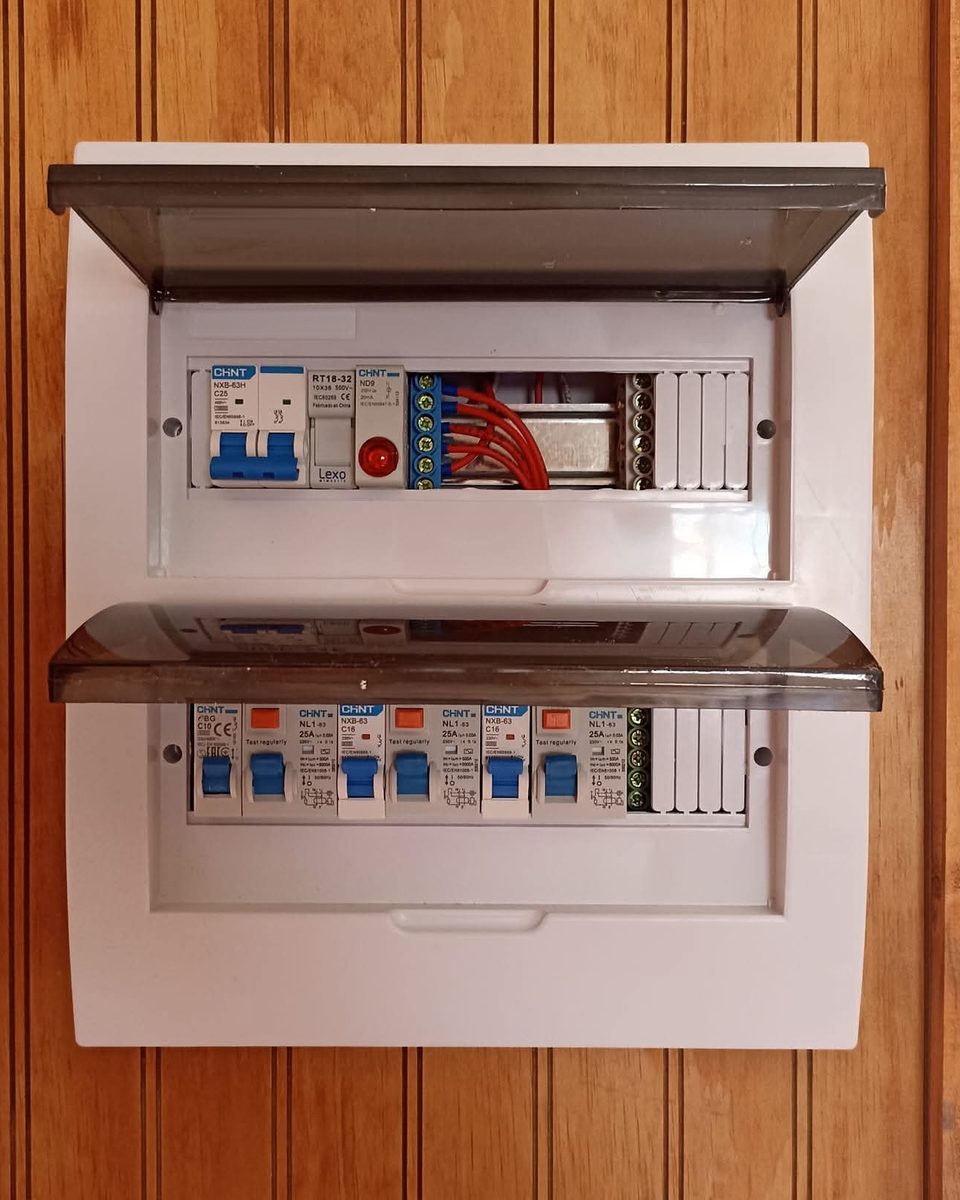 Tablero eléctrico domiciliario terminado, con automáticos y diferenciales ordenados en dos filas y tapas transparentes